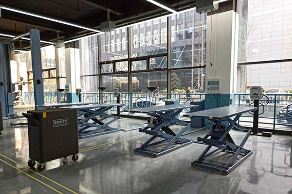 汽車(chē)店維修中心